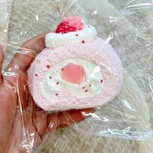 227 DAMI Berry Swiss Roll (Latex Soft Texture Series) / DAMI捏捏 莓莓瑞士卷（乳膏触感系列）