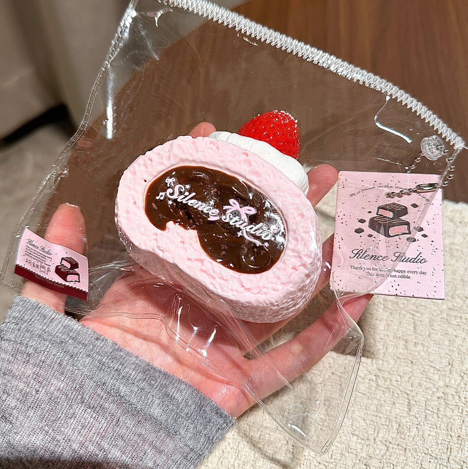 19003 Silence Studio Berry Chocolate Swiss Roll (Cream Clay Texture Series) / Silence Studio ベリーチョコスイスロール (クリームクレイ触感シリーズ)