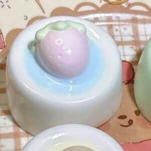 22007 Watermelon Petit Dessert - Strawberry (Dry Cream Clay Texture Series) / 瓜瓜捏 プチデザート・いちご (ドライクリームクレイ触感シリーズ)