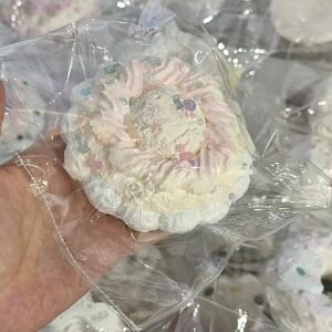 149015 DuozaiNN White Peach Mint Ice Cream Donut (Cocoa Sticky Clay Texture Series) / 多仔捏捏 白桃薄荷冰淇淋甜甜圈 (可可黏糊泥触感系列)