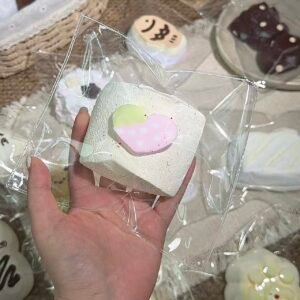 147009 Daxiaojie Handcraft Heart Strawberry Marshmallow (Rich Cream Clay Texture Series) / 大小姐家手作馆 爱心草莓棉花糖 (醇奶油泥触感系列)