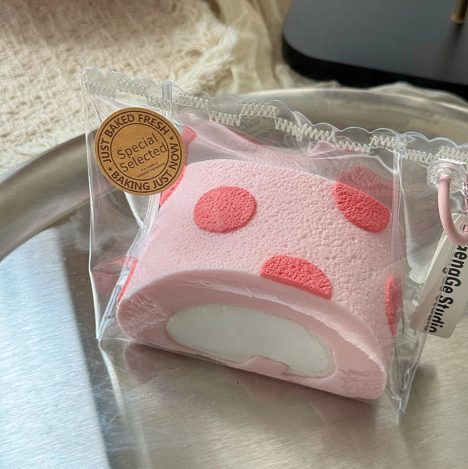 154012 GengGe Studio Strawberry Cream Polka Dot Swiss Roll (Thick Cream Clay Texture Series) / GengGe Studio 草莓奶油波点瑞士卷 (厚奶油泥触感系列)