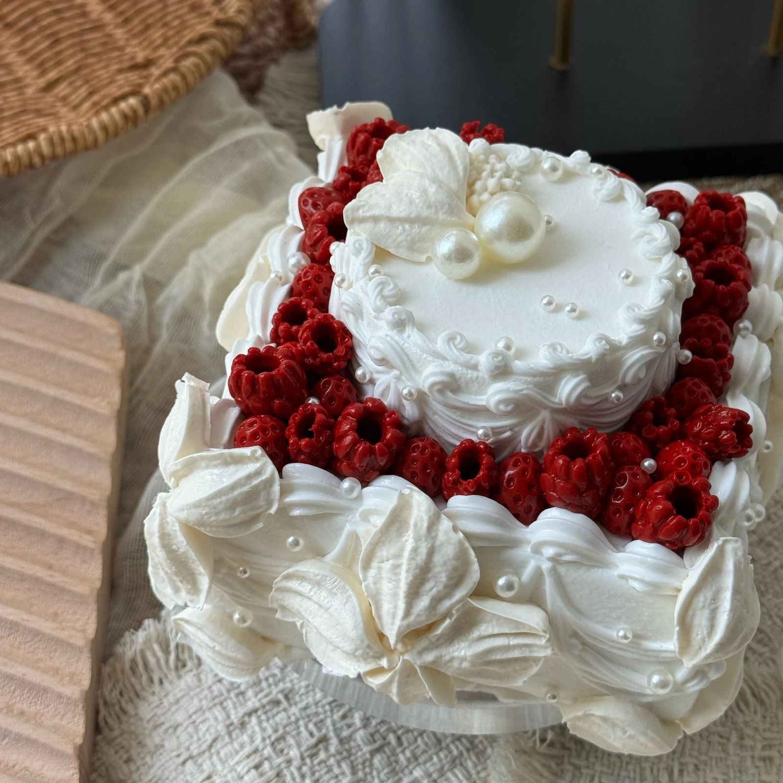 154027 GengGe Studio Raspberry Double-Layer Cream Cake Without Light Box (Thick Cream Clay Texture Series) / GengGe Studio 树莓双层奶油蛋糕 无灯盒 (厚奶油泥触感系列)