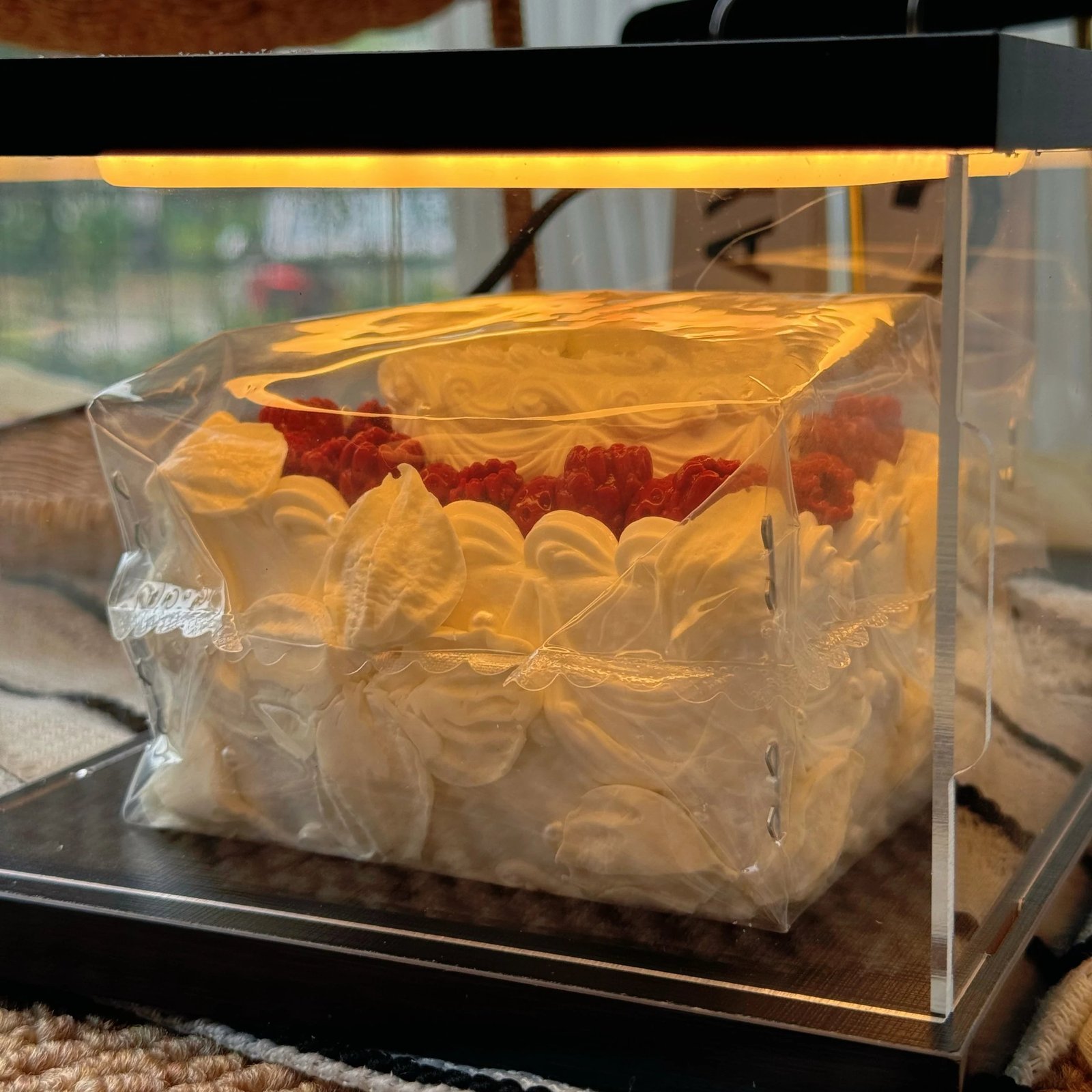 154029 GengGe Studio Raspberry Double-Layer Cream Cake With Light Box (Thick Cream Clay Texture Series) / GengGe Studio 树莓双层奶油蛋糕 有灯盒 (厚奶油泥触感系列)