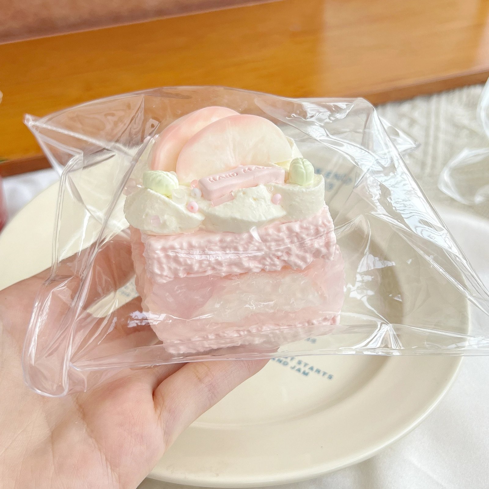 89016 Kaka Jiang Squishy Peach Mini Cake (Soft Cream Paste Texture Series) / 咔咔酱捏捏 ピーチミニケーキ (ソフトクリームペースト触感シリーズ)