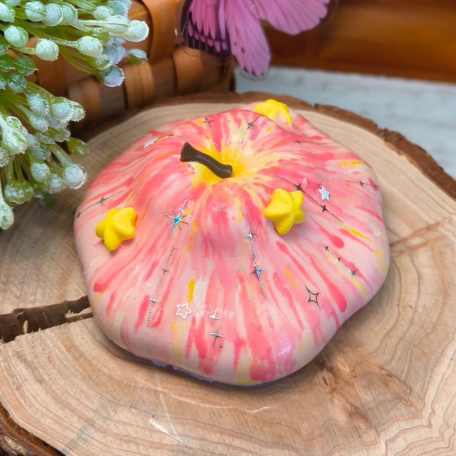 96000 Squishy Museum Reclining Apple (Yogurt Clay Texture Series) / 捏捏博物馆 寝そべりりんご (ヨーグルトクレイ触感シリーズ)
