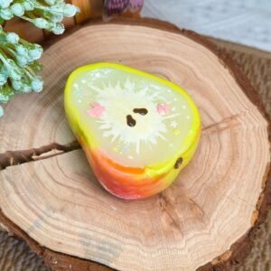 96001 Squishy Museum Pressed Pear (Yogurt Clay Texture Series) / 捏捏博物馆 つぶれ洋梨 (ヨーグルトクレイ触感シリーズ)
