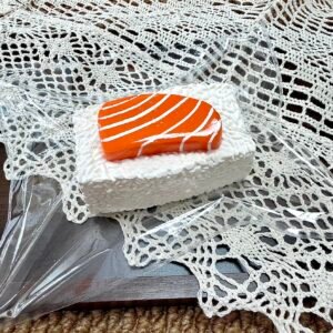 160009 Nohara Nienie Salmon Mini Rice Ball (Dry Milk Cake Clay Texture Series) / 野原捏一捏 三文鱼小饭团 (干奶糕触感系列)