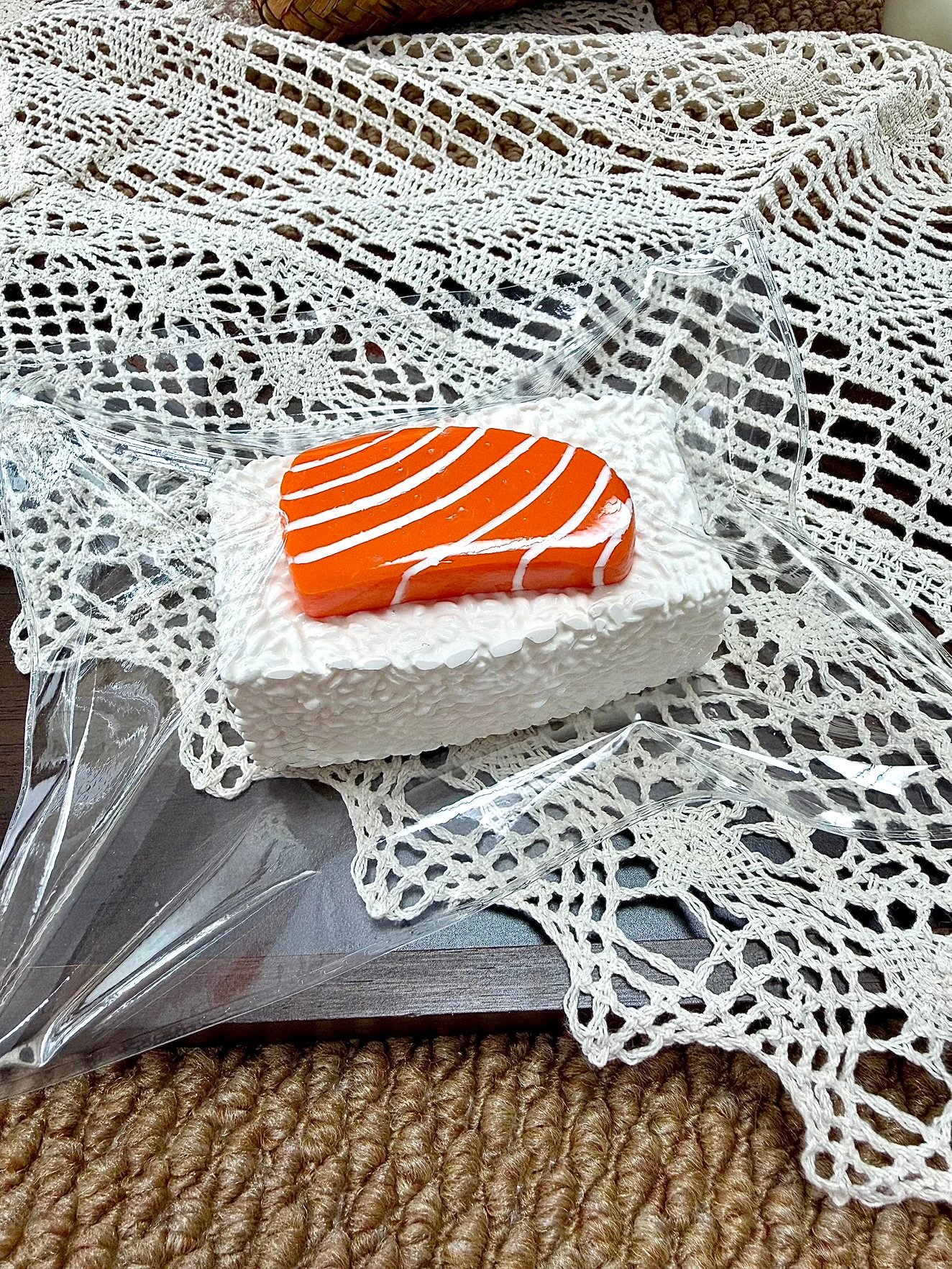 160009 Nohara Nienie Salmon Mini Rice Ball (Dry Milk Cake Clay Texture Series) / 野原捏一捏 三文鱼小饭团 (干奶糕触感系列)