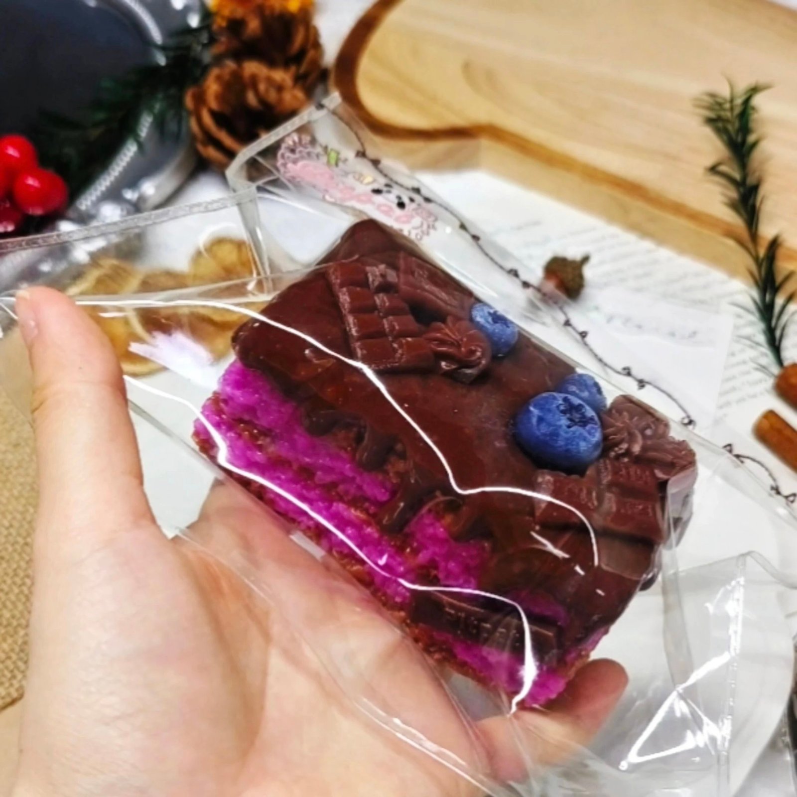 143004 Pitpat Dragon Fruit Chocolate Filled Cake (Soft Clay Texture Series) / Pitpat 火龙果夹心巧克力蛋糕 (软泥触感系列)
