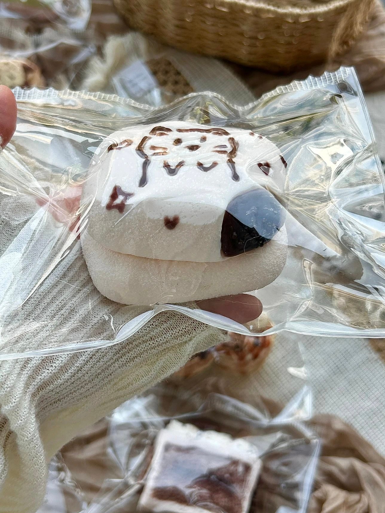 138005 Qidian Nie Hand-Painted Kitten Double Lava Velvet (Cream Clay Texture Series) / 七点捏 手绘小猫双层流心丝绒 (奶油泥触感系列)