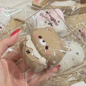 43042 Weini Studio Bib Bear (New Cream Clay Texture Series) / Weini Studio 围兜小熊(新奶油泥触感系列)