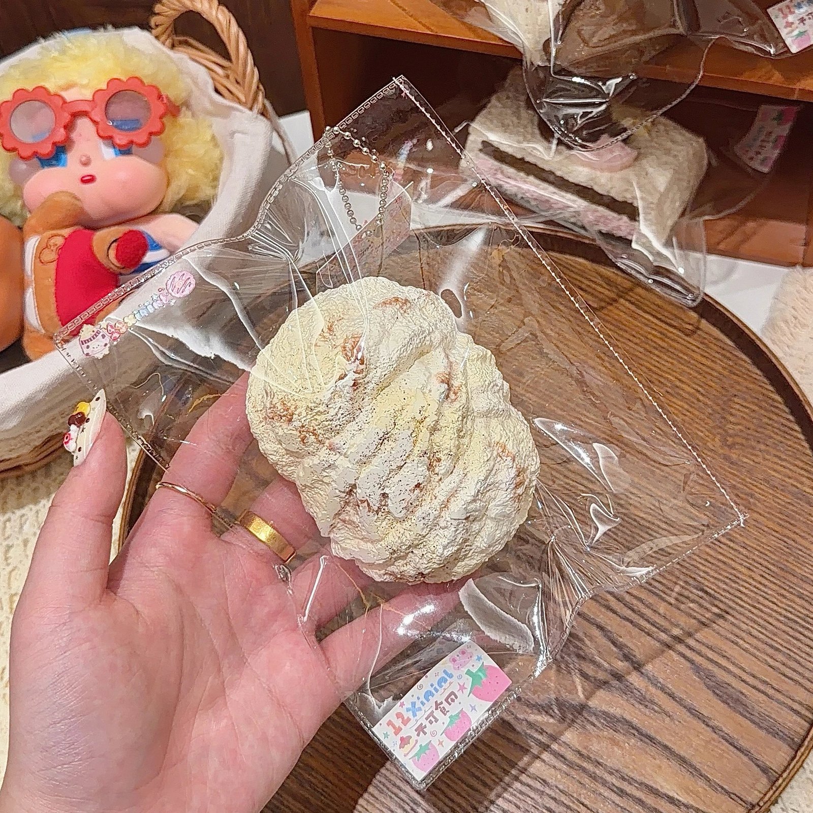 107001 12Xininl Banana Chocolate Roll (Paper Clay Texture Series) / 12Xininl捏捏小店 バナナチョコレートロール (紙粘土触感シリーズ)