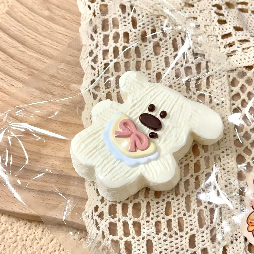 173086 Xiao Ya Cai Cai Bib Puppy (Frozen Low-Resistance Clay Texture Series) / 小牙菜菜 围兜小狗(冰冻降阻版)