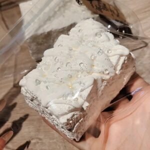 139043 Yizhi Feige Nie White Moonlight Series Sauce Sachima (Cream Clay Texture Series) / 一只肥鸽捏 白月光系列 沙琪玛（淋酱） (新奶油泥触感系列)