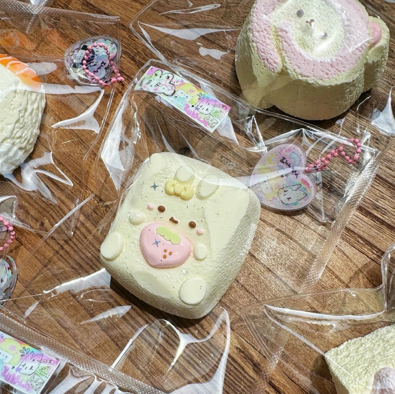 140015 Zulala Eating Strawberry (Rice Cake Clay Texture Series) / 祖拉拉 吃草莓 (年糕泥触感系列)