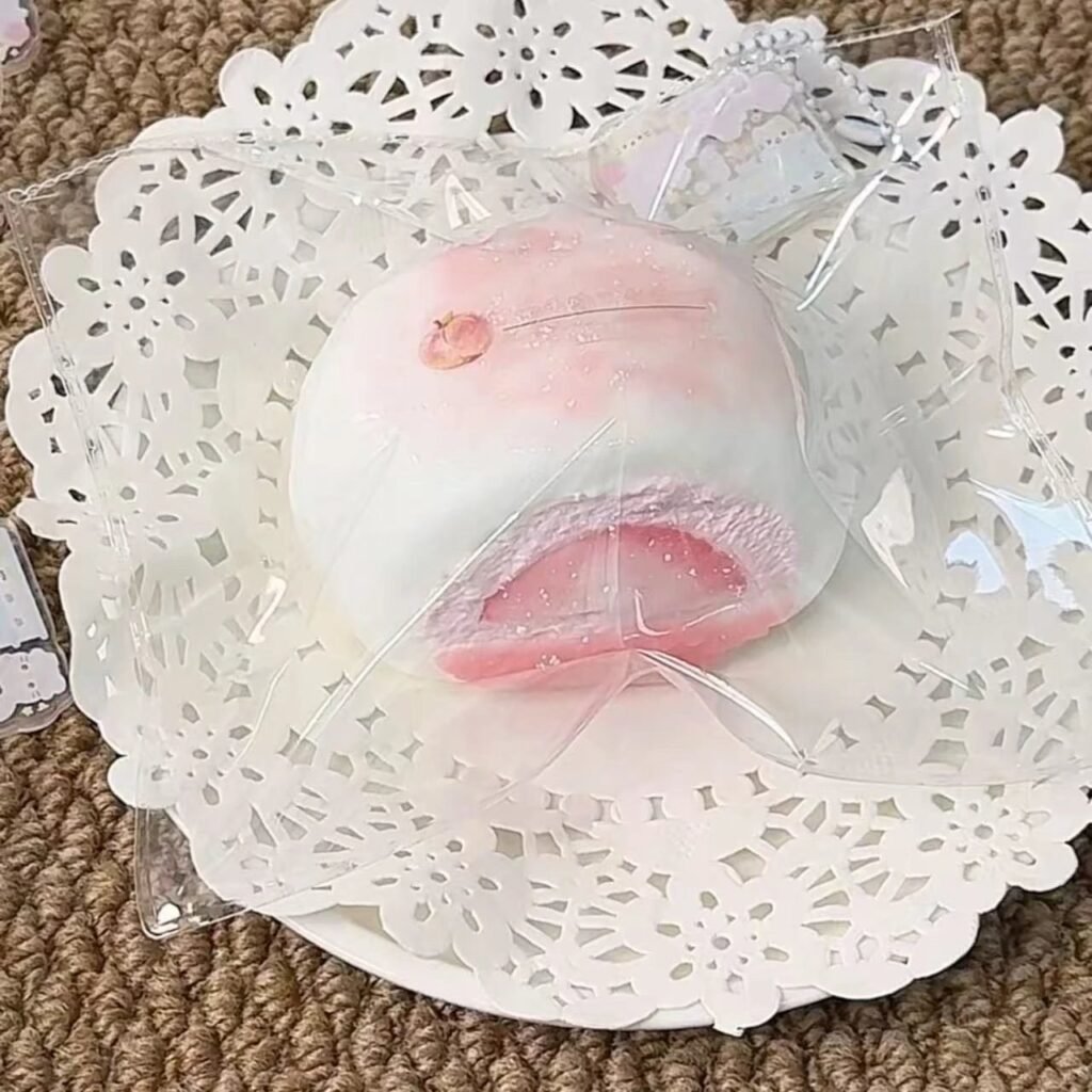 75022 Berry Cat Bakery Peach Mochi (Fluffy Cream Clay Texture Series) / 莓猫饼饼 もももち (ふわふわクリームクレイ触感シリーズ)
