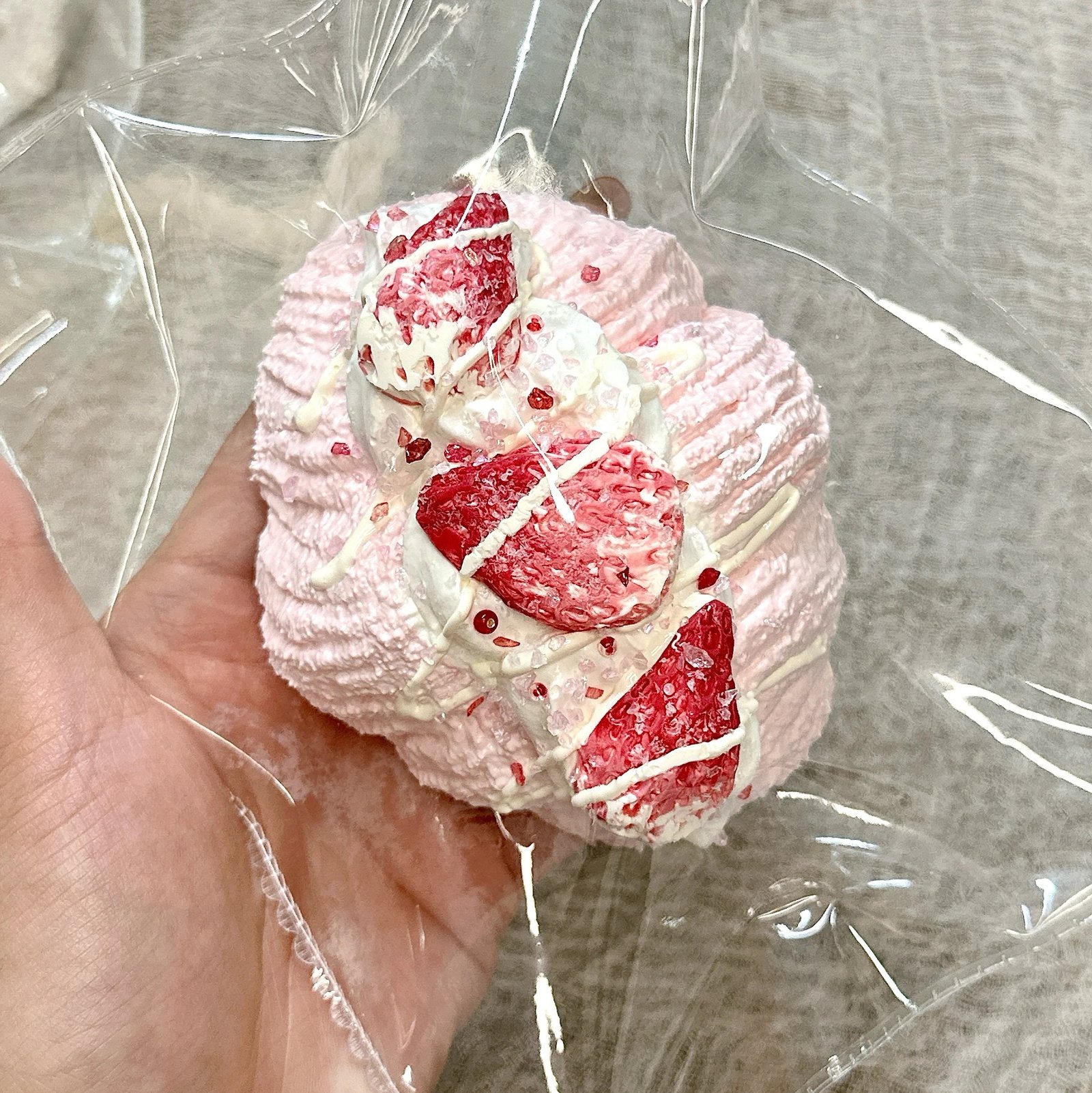 258 DAMI Strawberry Croissant (Latex Soft Texture Series) / DAMI捏捏 草莓可颂(乳膏触感系列)