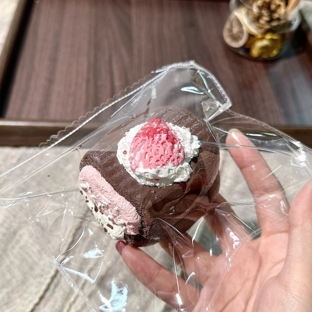 283 DAMI Strawberry Double-Layer Chocolate Bar (Latex Soft Texture Series) / DAMI捏捏 草莓双层巧克力块（乳膏触感系列）