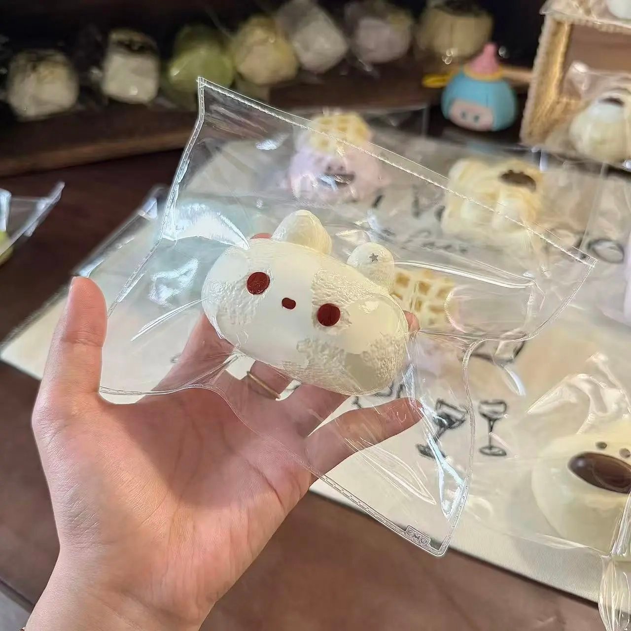 323018 Emo Studio Red-Eyed Bunny (Baked Soft Cheese Texture Series) / Emo Studio 赤目のうさぎ (オーブンソフトチーズ触感シリーズ)