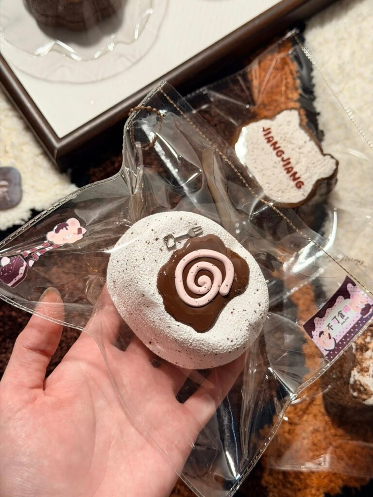 326010 Jiangjiang Pink Chocolate Swirl Senbei (Firm Mochi Cream Texture Series) / Jiangjiang ピンクチョコのうずまきせんべい (押しごたえのあるもちもちクリーム触感シリーズ)