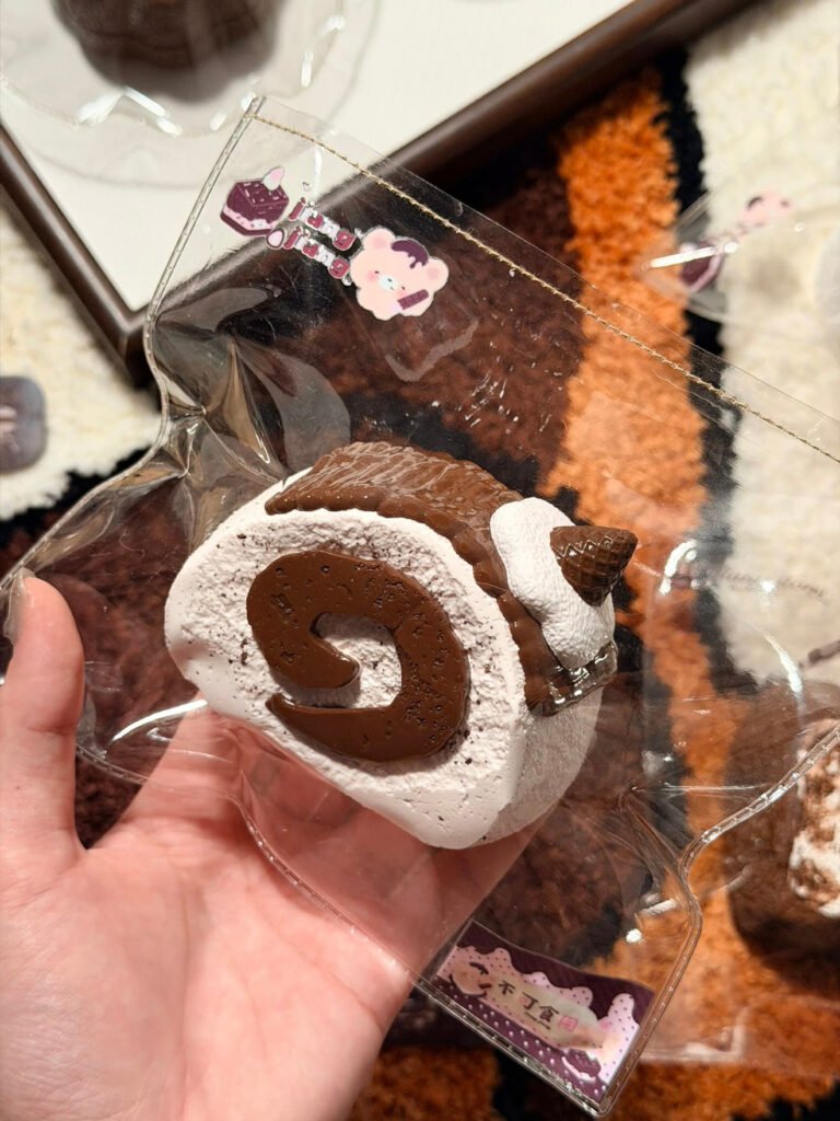 326013 Jiangjiang Pink Chocolate Swiss Roll (Mochi Cream Texture Series) / Jiangjiang ピンクチョコのスイスロール (もちもちクリーム触感シリーズ)
