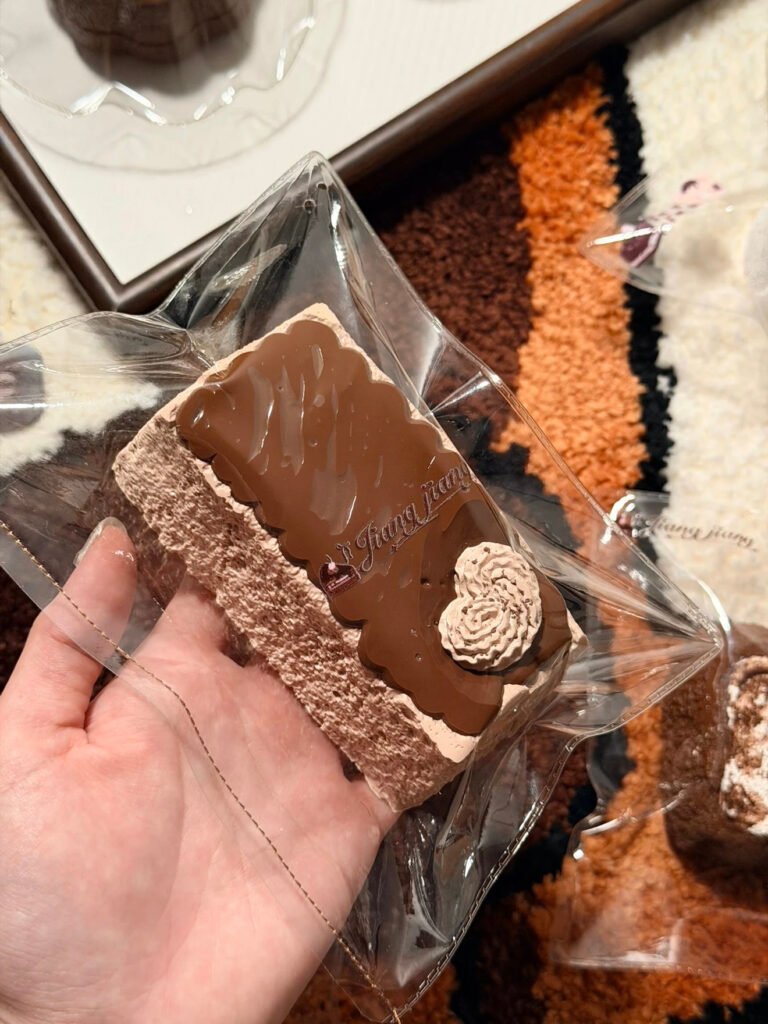 326014 Jiangjiang Nama Chocolate Drizzle Long Toast (Soft Cream Texture Series) / Jiangjiang 生チョコソースのロングトースト (ソフトクリーム触感シリーズ)
