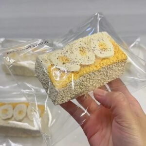 242052 Kele Miao Squishy Banana Long Toast (Fluffy Cream Clay Texture Series) / 可乐妙 香蕉长吐司?蓬松乳膏触感系列?