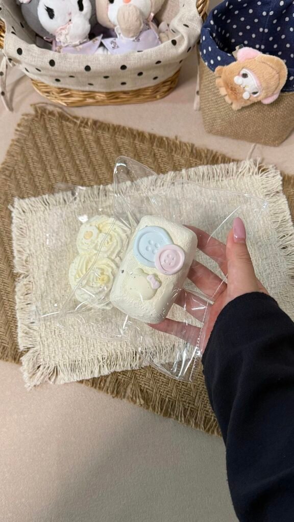 330015 Lizigao Button Cake Square (Mochi Cream Texture Series) / 栗子糕的捏 ボタンのスクエアケーキ (もちもちクリーム触感シリーズ)