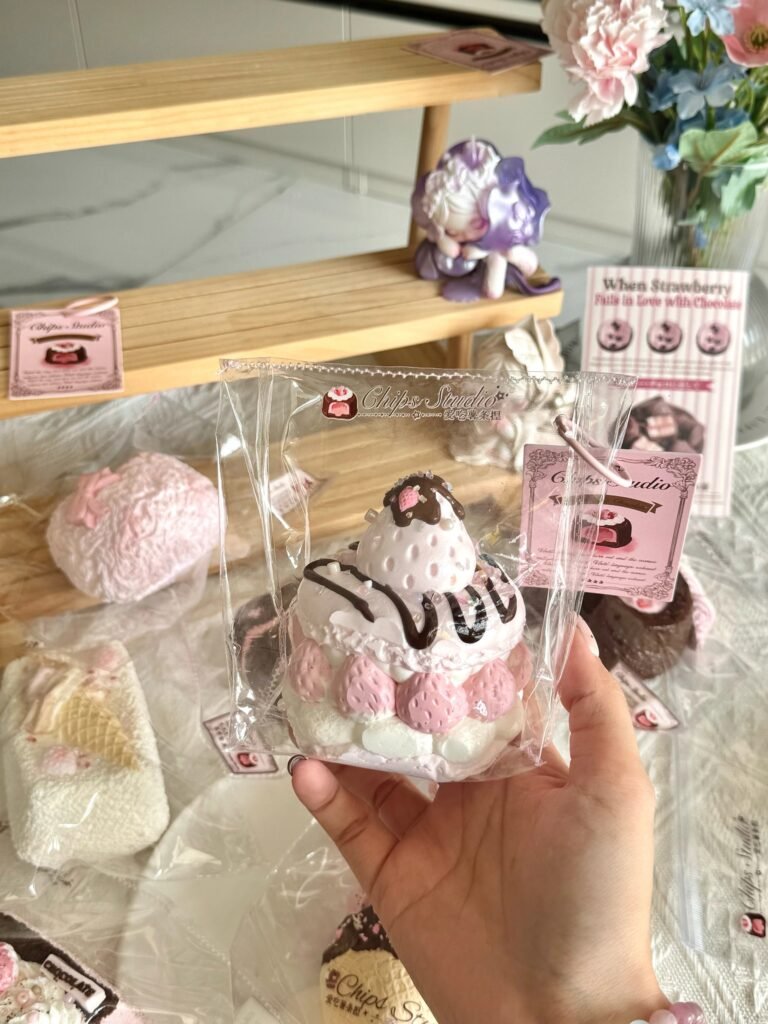 264001 Momo Loves Fries Nie Strawberry Macaron (Sticky Cream Texture Series) / momo爱吃薯条捏 草莓马卡龙 (黏糊奶油触感系列)