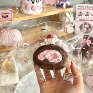 264005 Momo Loves Fries Nie Berry Chocolate Swiss Roll (Cotton Cream Texture Series) / momo爱吃薯条捏 莓巧瑞士卷 (棉奶油触感系列)