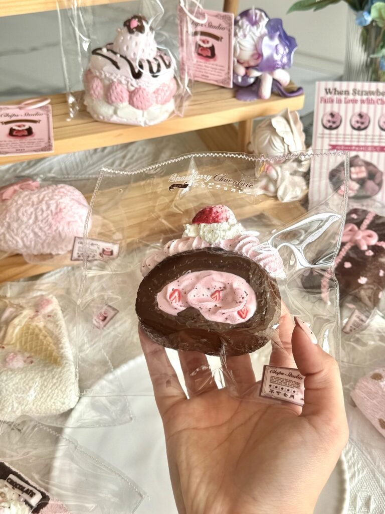 264005 Momo Loves Fries Nie Berry Chocolate Swiss Roll (Cotton Cream Texture Series) / momo爱吃薯条捏 莓巧瑞士卷 (棉奶油触感系列)