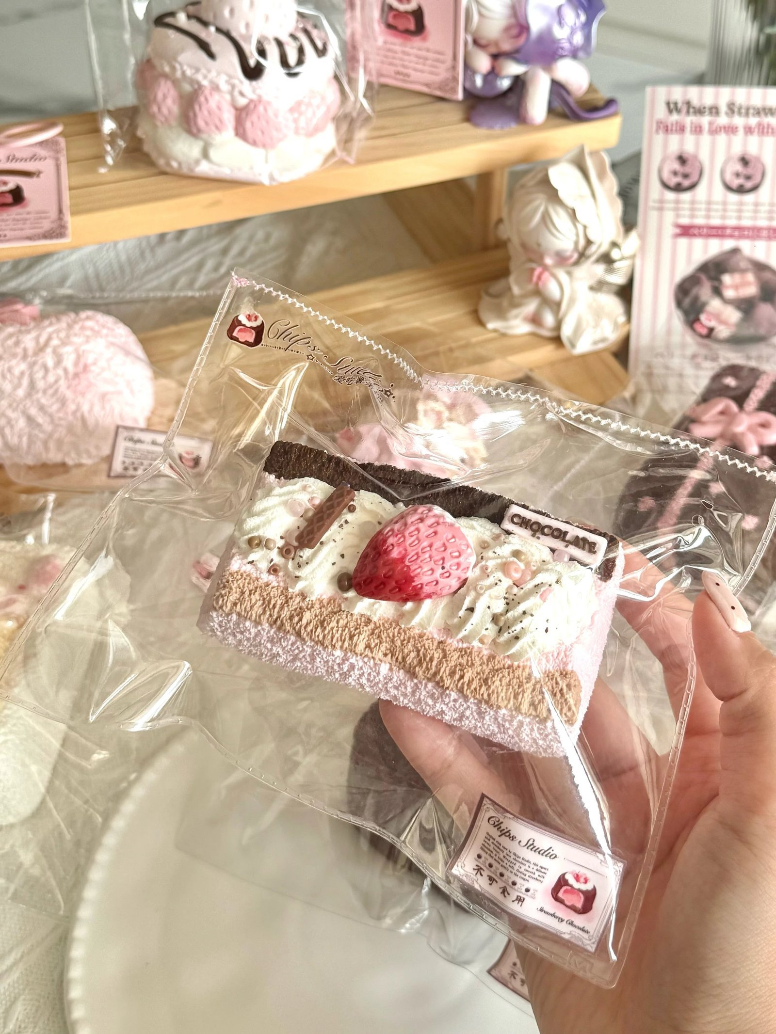264007 Momo Loves Fries Nie Berry Chocolate Long Toast (Cotton Cream Texture Series) / momo爱吃薯条捏 莓巧长吐司 (棉奶油触感系列)