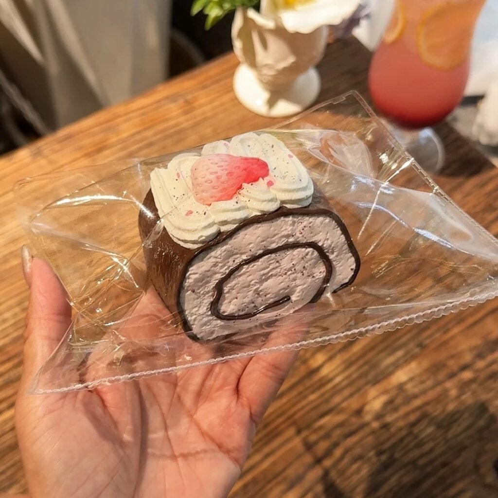 824 MOKK Strawberry Chocolate Swiss Roll (Sticky Clay Texture Series) / 抹可可 いちごチョコのロールケーキ (ねっとりクレイ触感シリーズ)