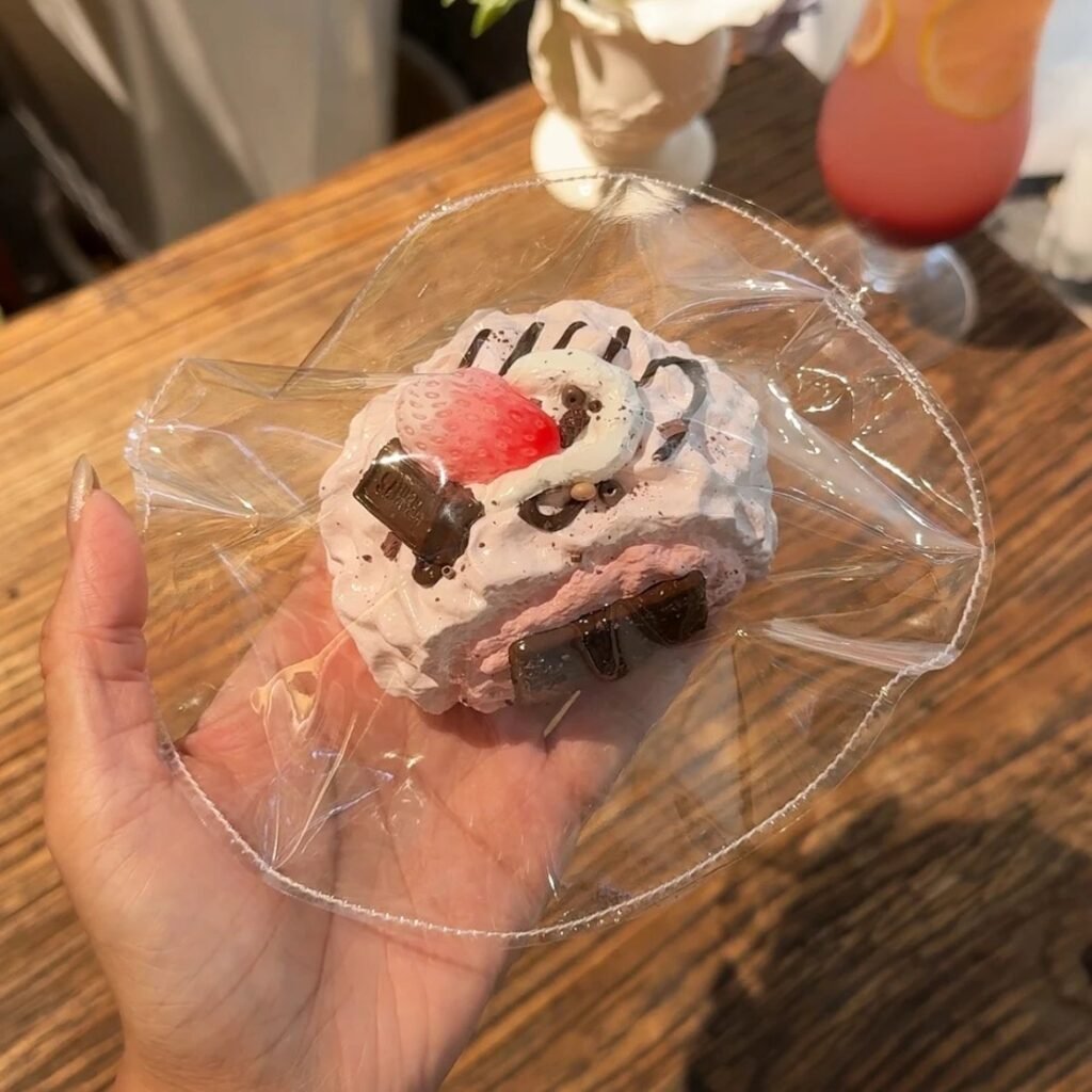 825 MOKK Strawberry Chocolate Cream Puff (Sticky Clay Texture Series) / 抹可可 いちごチョコのシュークリーム (ねっとりクレイ触感シリーズ)