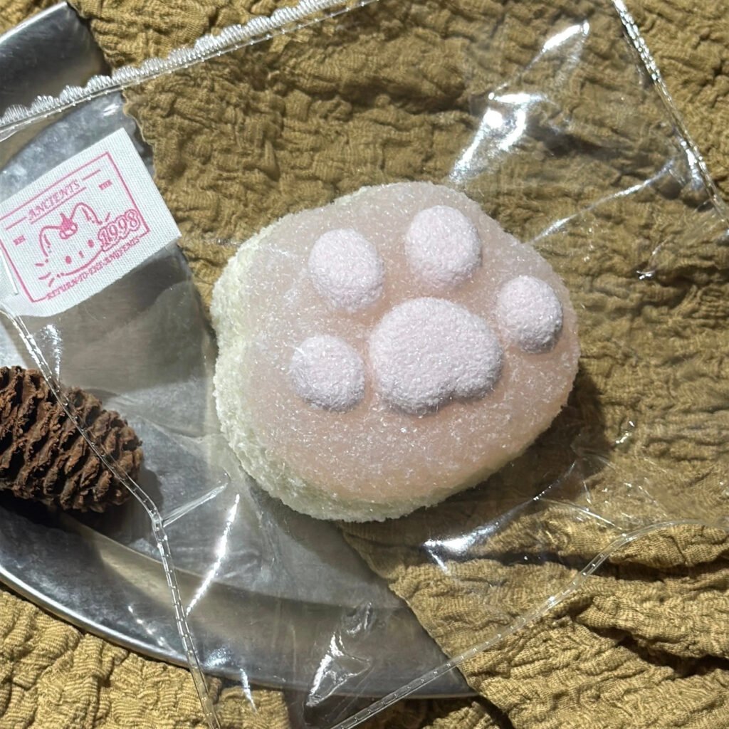 953 NUONUO Strawberry Ice Cat Paw - Flocked (Moist Cheese Clay Texture Series) / NUONUO いちごアイスの肉球・フロッキー仕上げ (しっとりチーズクレイ触感シリーズ)