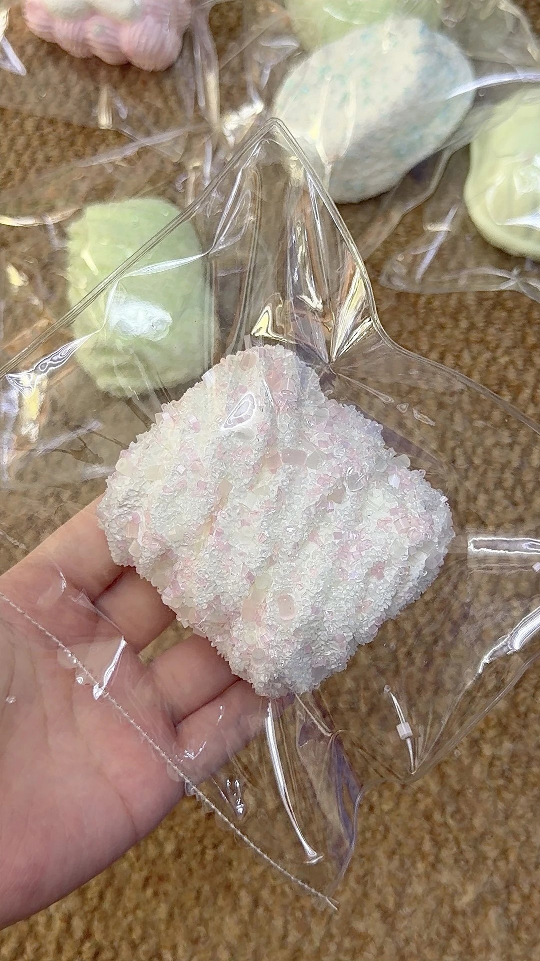 135035 Ohmo Nienie Pink Crushed Sprinkle Roll (Cream Cheese Clay Texture Series) / ohmo捏捏 粉碎碎卷卷 (干酪泥触感系列)