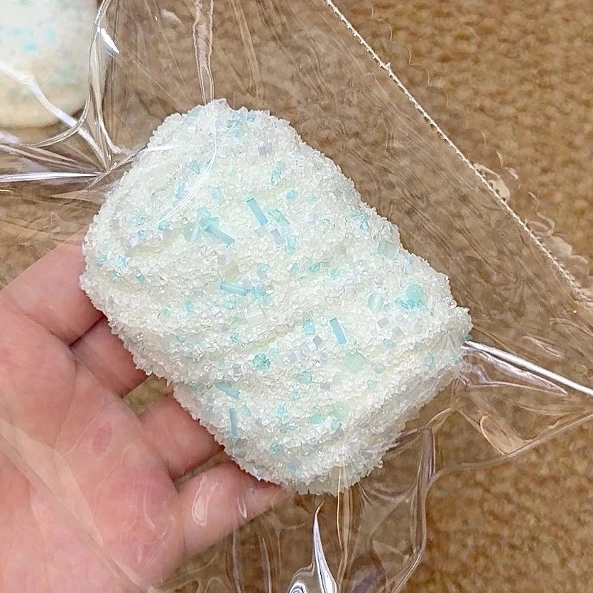 135041 Ohmo Nienie Blue Sprinkle Cream Roll (Heat Pad Cream Cheese Clay Texture Series) / ohmo捏捏 白胚蓝碎碎奶油卷卷 (加热垫干酪泥触感系列)