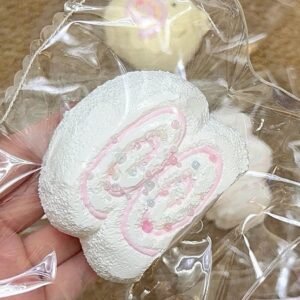 135051 Ohmo Nienie Pink Drizzle Cream Roll (Heat Pad Cream Cheese Clay Texture Series) / ohmo捏捏 粉淋酱奶油卷卷 (加热垫干酪泥触感系列)