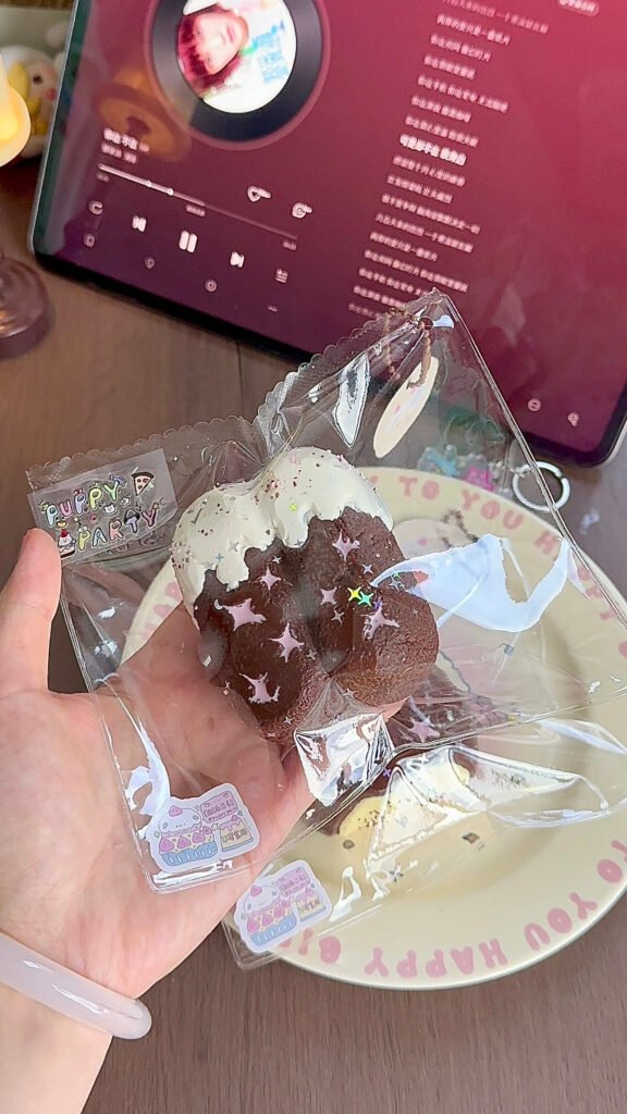 327000 Puppy Party Berry Chocolate Cream Finger Biscuit (Glutinous Rice Clay Blend Texture Series) / 狗派日记 ベリーチョコクリームのフィンガービスケット (もち米クレイブレンド触感シリーズ)