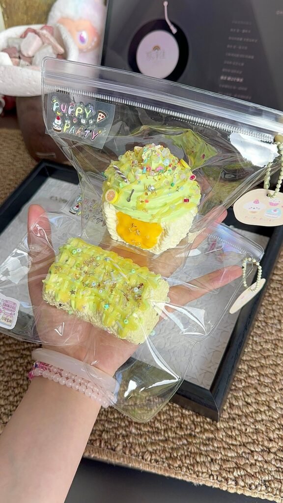 327002 Puppy Party Osmanthus Honey Longjing Tea Cupcake (Glutinous Rice Clay Blend Texture Series) / 狗派日记 キンモクセイ蜂蜜龍井茶カップケーキ (もち米クレイブレンド触感シリーズ)