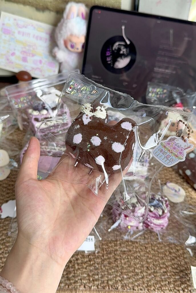 327007 Puppy Party Blueberry Polka-Dot Cat Toast (Cream Paste Clay Texture Series) / 狗派日记 ブルーベリー水玉ねこトースト (クリームペーストクレイ触感シリーズ)