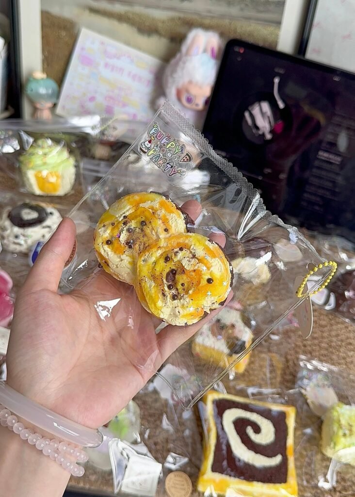 327011 Puppy Party Cheese Chocolate Crunch Cream Roll (Glutinous Rice Clay Texture Series) / 狗派日记 チーズチョコクランチクリームロール (もち米クレイ触感シリーズ)