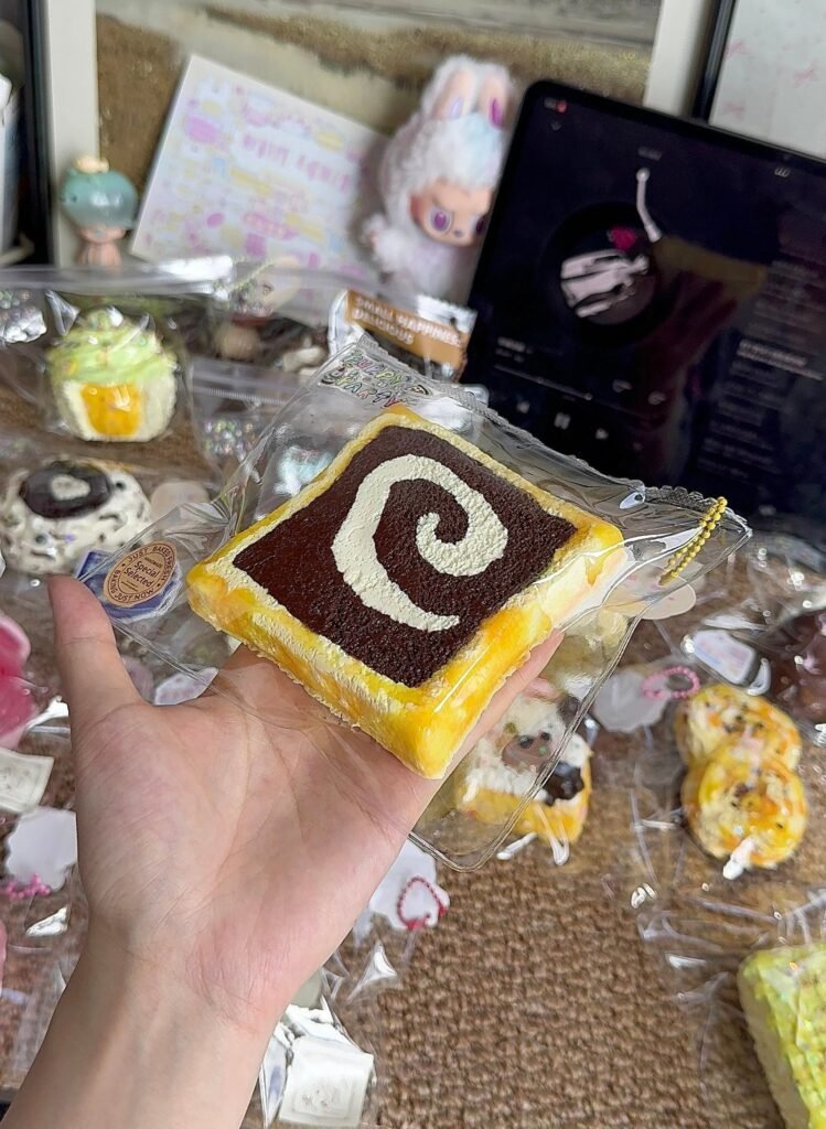 327012 Puppy Party Chocolate Black Diamond Toast Slice (Glutinous Rice Clay Texture Series) / 狗派日记 チョコレートブラックダイヤモンドのトーストスライス (もち米クレイ触感シリーズ)