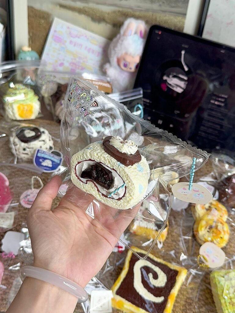 327013 Puppy Party Polka-Dot Cream Swiss Roll (Glutinous Rice Clay Blend Texture Series) / 狗派日记 水玉クリームのスイスロール (もち米クレイブレンド触感シリーズ)