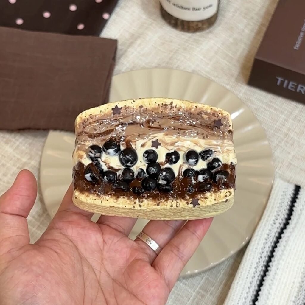 217014 The Fox Nienie Dark Chocolate Boba Thick Milk Sandwich (Yogurt Clay Texture Series) / The Fox捏捏 黑巧啵啵厚乳 (酸奶泥触感系列)