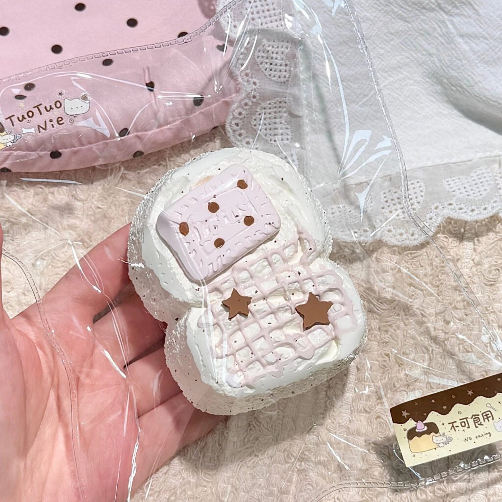 328004 TuoTuoNie Chocolate Berry Layered Bread (Soft Cream Clay Texture Series) / TuoTuoNie チョコベリーのミルフィーユパン (ソフトクリームクレイ触感シリーズ)