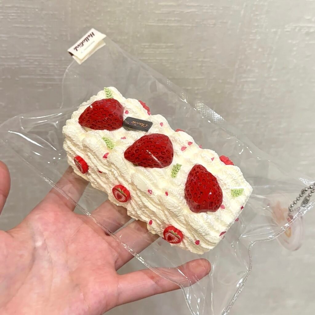 4104 Strawberry Triple Cream Cookie (Clay Texture Series) / いちご三層クリームクッキー (クレイ触感シリーズ)