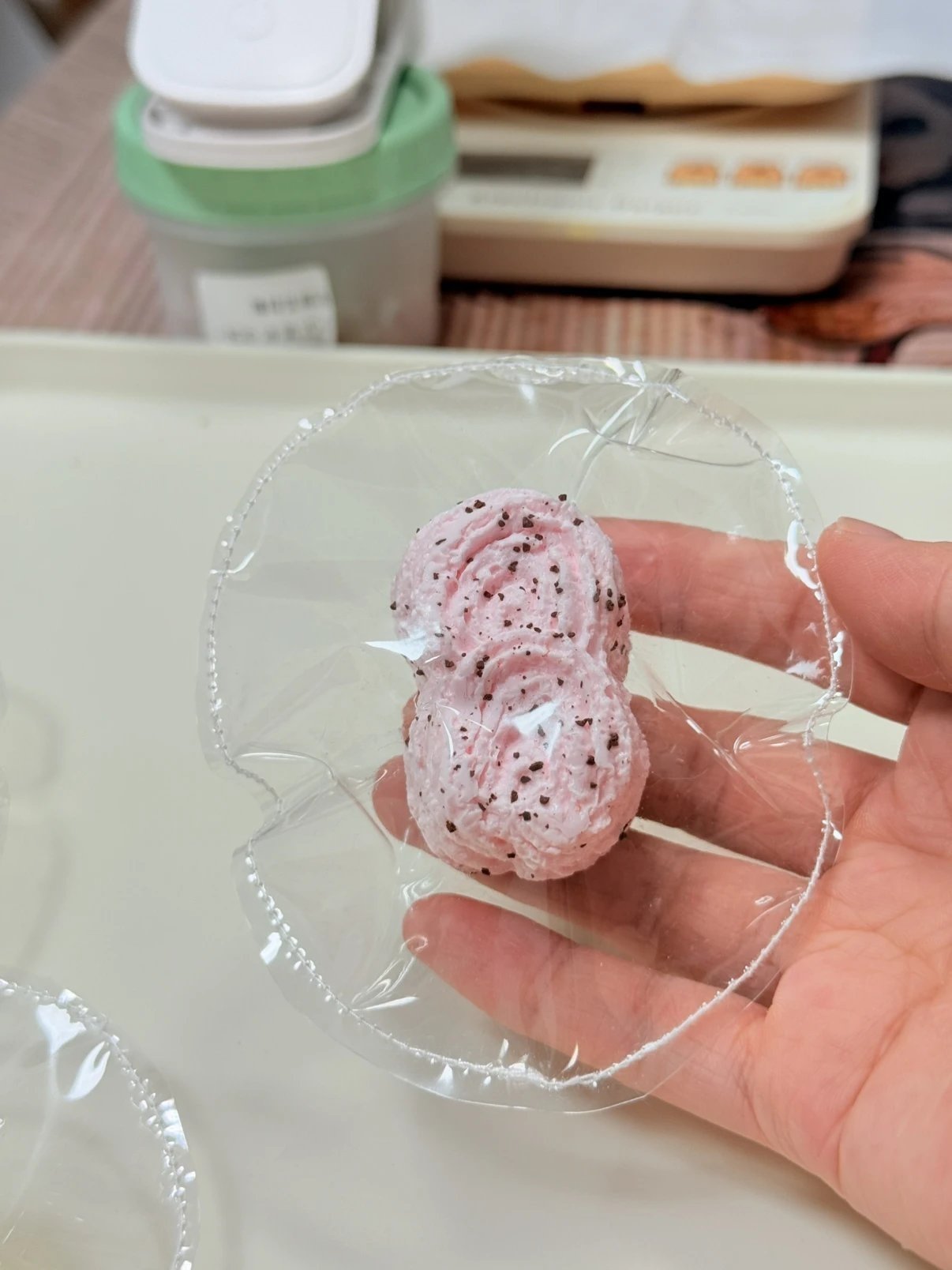 246048 Yituo Nienie Berry Chocolate Double Spiral Roll (Dry Cream Texture Series) / 一坨捏捏 莓巧双旋卷 (干奶油触感系列)