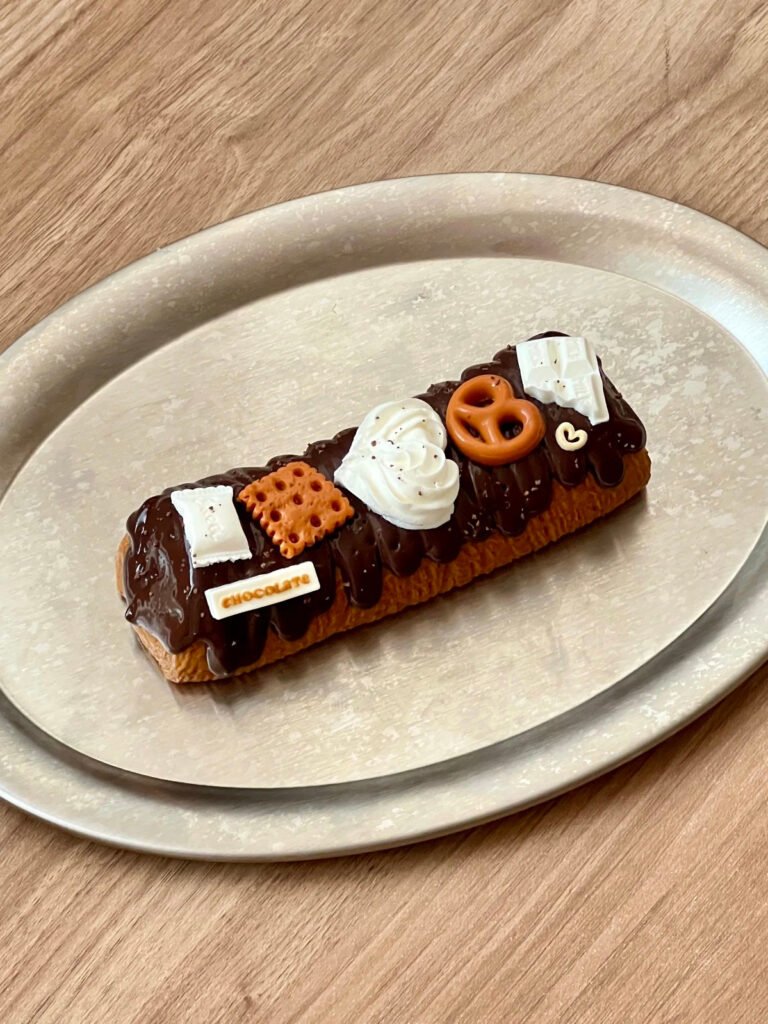 355007 Aolun Studio Dark Chocolate Cookie Egg Roll (Cream Clay Texture Series) / 奥伦在捏 黑巧曲奇蛋卷（奶油泥触感系列）